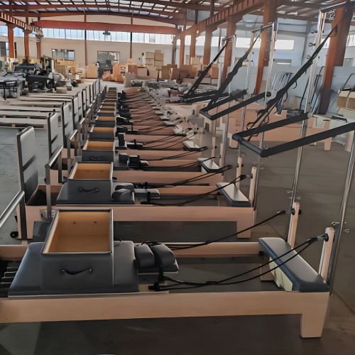 Máquina de Pilates Reformer con Medio Trapecio - PM27 - Vista Cercana