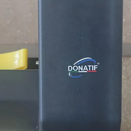 Rastrelliera Porta Manubri a 3 Ripiani - 12 Coppie - Visuale Ravvicinata Logo