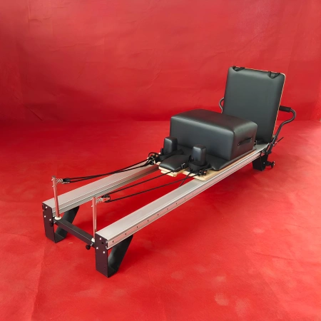 Reformer Pilates in Lega di Alluminio PM23 | Professionale - Visuale con Sfondo Rosso