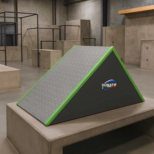 Marche inclinée avec motif en acier - PK2 | Parkour - Vue complète sur la salle de sport