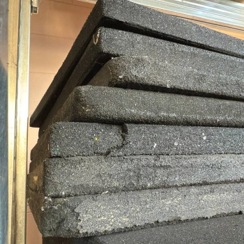 Plancher caoutchouté légèrement endommagé | Différentes tailles - vue tuile 2