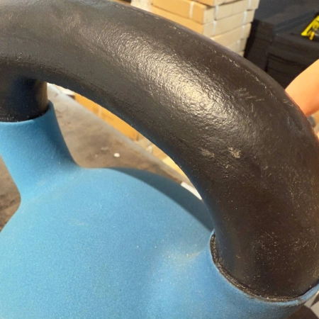 Kettlebells en néoprène endommagés | Poids variés - Vue de la poignée endommagée