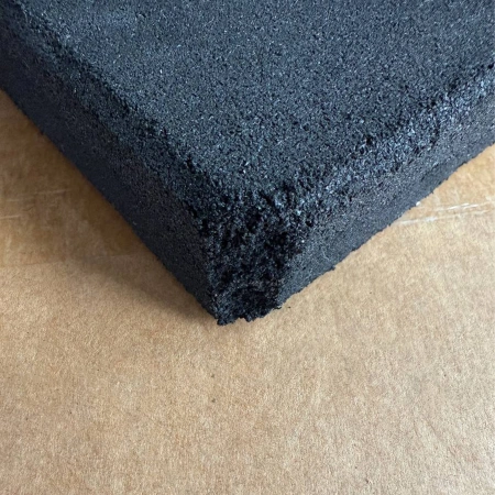 Plancher caoutchouté endommagé - différentes tailles | Professional - Angle de vue bosselé et endommagé