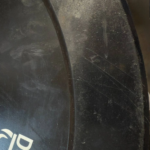 Gym Bumper Plates mit Beschädigungen | Verschiedene Gewichte - optische Kratzer und beschädigte Seiten