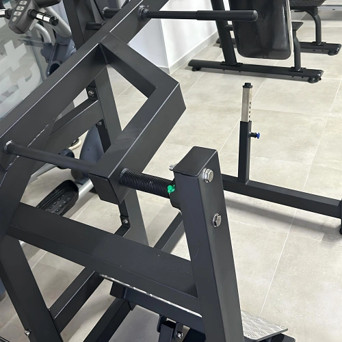 Machine à squat pendulaire - Professionnel | Personnalisable - Vue rapprochée