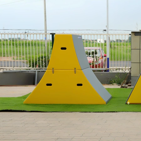 Warped Wall Ostacolo per Allenamento Parkour - PK28 - Visuale Reale Prodotto su Misura