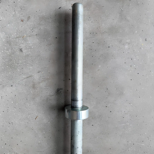 Kit de barra, mancuernas y 135 kg de placas de peso | Segunda mano - Barra en vista cercana