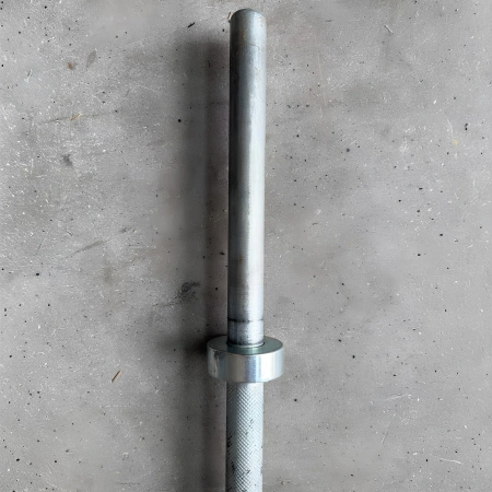 Kit de barra, mancuernas y 135 kg de placas de peso | Segunda mano - Barra en vista cercana