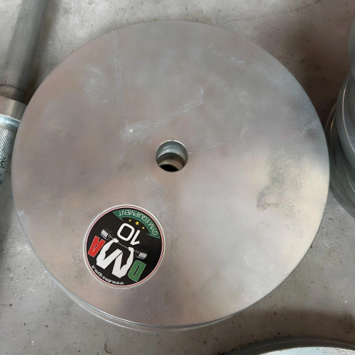 Kit de barra, mancuernas y 135 kg de placas de peso | Segunda mano - Vista de disco de 10 kg