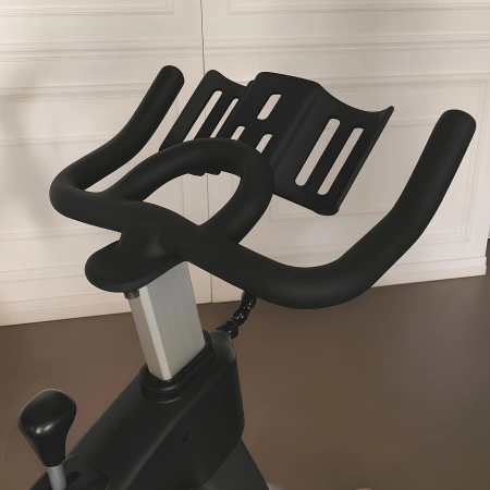 Bicicletas de spinning - Polea de correa - SB95 | Profesional - Vista de cerca Manillar