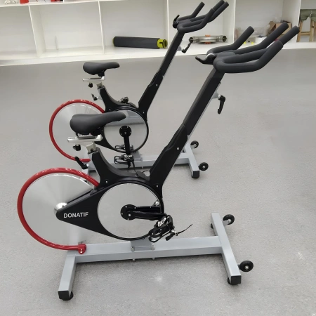 Vélo à spinning à courroie - SB110 | Professionnel - Vue du couple vélo de salle de sport