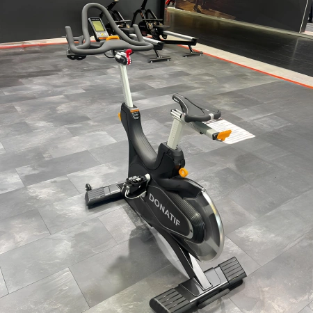 Vélo à spinning à transmission par chaîne - SB150 | Professionnel - Vue réelle de la salle de sport