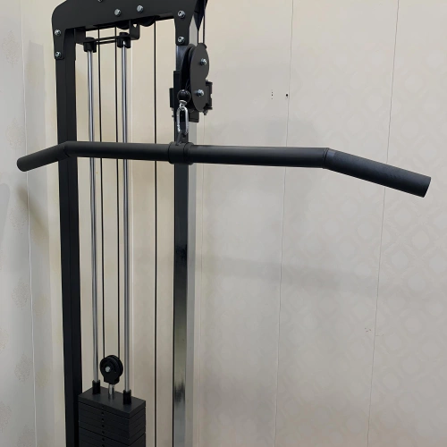 Lat-Maschinen-Stange für geführte Kabelgeräte – Fitnessstudio – Nutzungsansicht