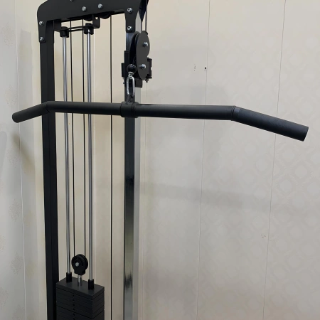 Lat-Maschinen-Stange für geführte Kabelgeräte – Fitnessstudio – Nutzungsansicht