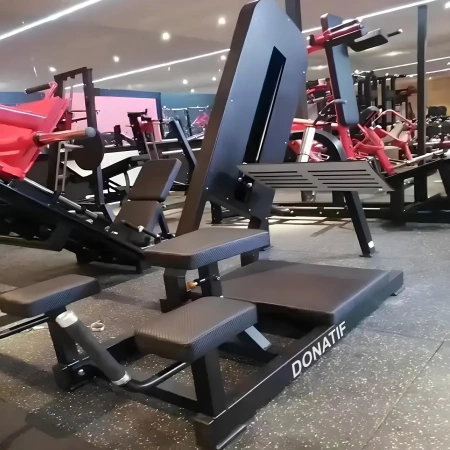 Máquina de entrenamiento de glúteos - RFA | Personalizable - Vista de la sala