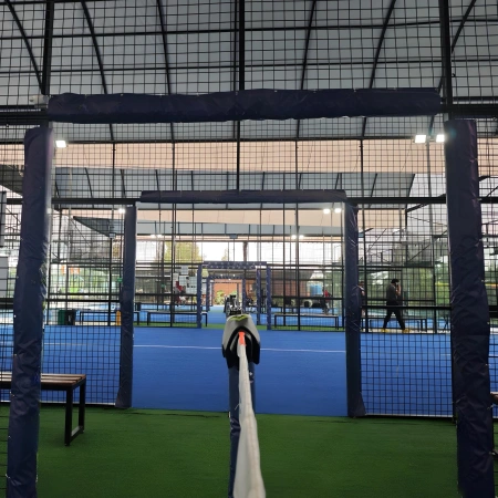 Terrain de padel intérieur - CP25 | Professionnel - Vue de l’entrée du terrain de Padel