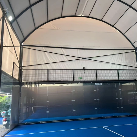 Terrain de padel intérieur - CP25 | Professionnel - Vue interne sur le terrain