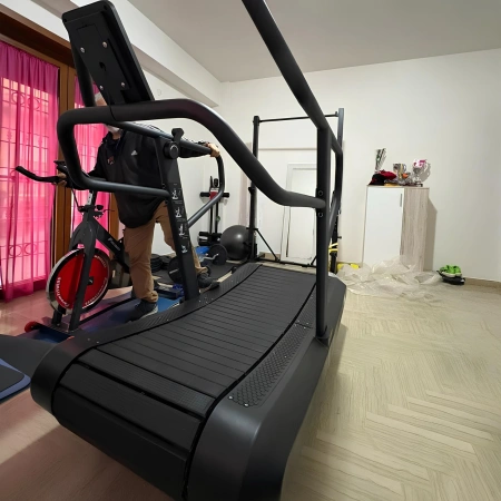 Gebogenes Laufband 20 Km/h - TRC35 | Professional - Frontansicht Home Gym