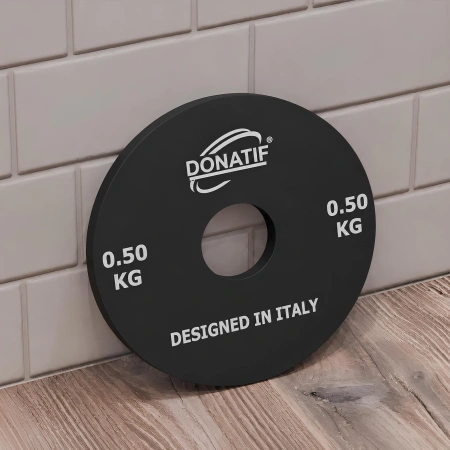500-g-Hantelscheibe – Lochdurchmesser 28 mm | Small Plate – Fitnessstudio – Anwendungsbeispiel im Fitnessstudio