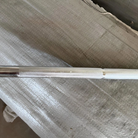 180 cm - 28 mm Spring-Loaded Gym Barbell | Used - Close-Up View