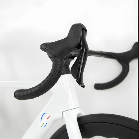 Fahrrad mit doppelter Scheibenbremse – BT42 | Custom – Ansicht des Lenkers