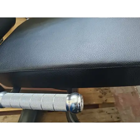 Leg Extension e Prone Leg Curl - X6 | Rimini Wellness 2024 - Visuale Ravvicinata sulla Maniglia