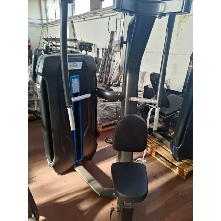 Pec Fly und hinterer Deltamuskel - X6 | Rimini Wellness Messe 2024 - Nahaufnahme