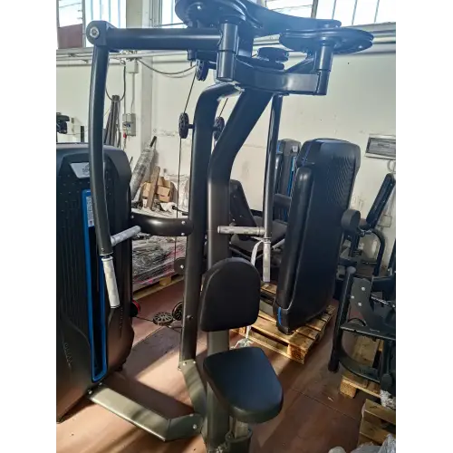 Pec Fly und hinterer Deltamuskel - X6 | Rimini Wellness Messe 2024 - Schrägansicht