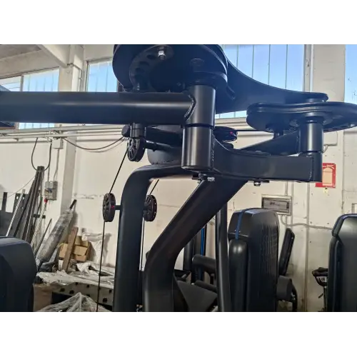 Pec Fly und hinterer Deltamuskel - X6 | Rimini Wellness Fair 2024 - Nahaufnahme des oberen Teils der Struktur