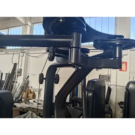 Pec Fly e Rear Delt - X6 | Fiera Rimini Wellness 2024 - Visuale Ravvicinata sulla Parte Alta della Struttura