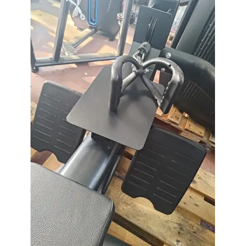 Lange Zugreihe - x6 | Rimini Wellness Fair 2024 - Nahaufnahme der Fußstützen