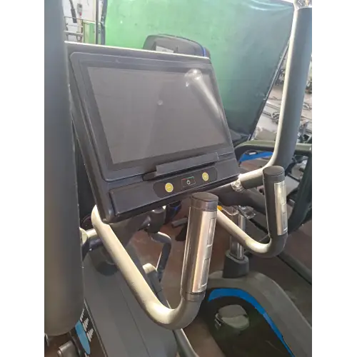 Ellittica con Realtà Virtuale - X6 | Rimini Wellness 2024 - Visuale Ravvicinata sul Monitor