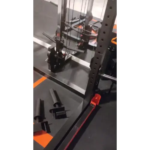 Rack con máquina de luz y polea - Accesorios incluidos | Usado: vista de cerca de montantes perforados