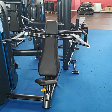 Schulterpresse - x6 | Rimini Wellness Messe 2024 - Vollansicht