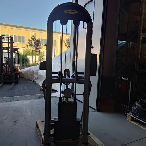 Diverging Seated Row Matrix with Weight Pack | Second Hand - View of the Drive System