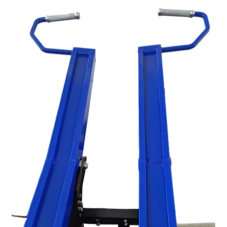 Free Loading Lat Machine - X6 | Rimini Wellness 2024 - View on the Handles