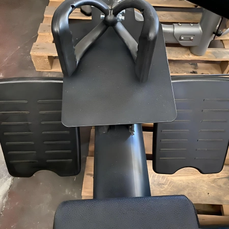 Long Pull Row - X6 | Fiera Rimini Wellness 2024 - Visuale Ravvicinata Maniglia e Pedana