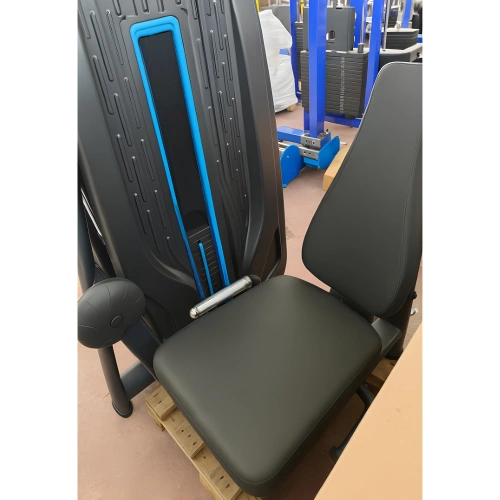 Extensión de piernas y flexión de piernas en decúbito prono - X6 | Rimini Wellness 2024 - Vista de cerca