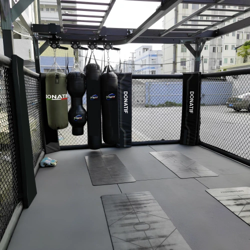 Gabbia MMA Multifunzione - SC200 | Personalizzabile - Visuale Interna su Sacchi da Boxe Logo Donatif