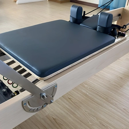 Bois d’érable Pilates Reformer - PM8 | Professional - Rembourrage en vue rapprochée