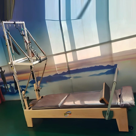 Máquina de Pilates Reformer con Medio Trapecio - PM27 - Vista al Gimnasio