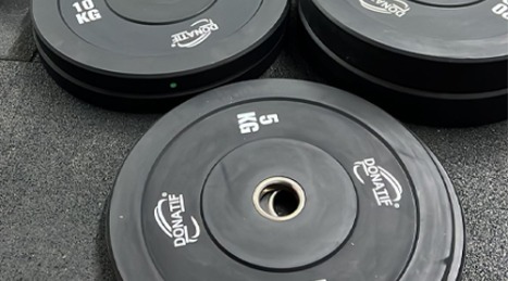 Allenamento con i pesi: benefici, tonificazione e salute per uomini e donne