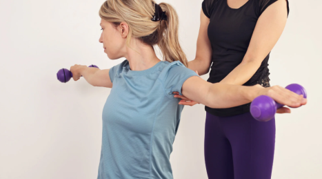 Stretching spalle e pettorali per chi fa dip zavorrati