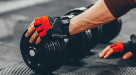 Guida all'acquisto dei migliori guanti per Streetlifting: presa sicura, niente calli