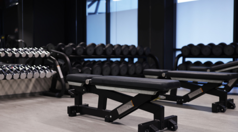 Quale materiale scegliere per una palestra professionale con pesi, functional e aree tecniche