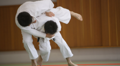 Karate, judo, BJJ o MMA: quali requisiti contano davvero per attrezzatura e superficie