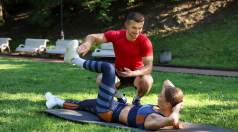 Quando ha senso passare dal corpo libero a un allenamento con attrezzi senza creare caos