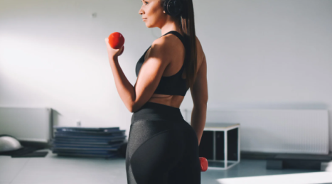 Allenarsi a casa se lavori tutto il giorno seduto: cosa conta davvero