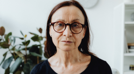 Come strutturare routine semplici per over 50 in uno spazio piccolo