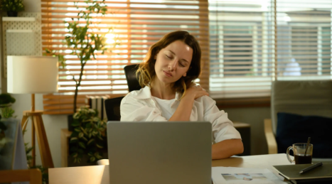 Ti senti rigido dopo ore seduto: da dove ripartire senza complicarti